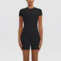 Vue détaillée de l'ensemble haut à manches courtes et short de yoga taille haute. - S / Haut et Bas / Noir