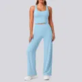 Hellblaues Sport Crop Top und Schlag Yoga Hosen Set Detail Ansicht für Fitness und Laufen. - Himmelblau
