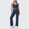 Gedetailleerd overzicht van de stijlvolle donkerblauwe yoga-set met contrasterende bies. - S / Boven- En Onderstuk / Badgeblauw