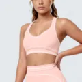 Roze sport-bh detail, contrasterende witte bies, U-rug fitness yoga top close-up - S / Tops / Perzikroze