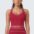 Detailweergave rode sportbeha met contrasterende bies, ademende yoga fitness top voor dames. - S / Tops / Kersenrood