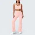 Vista dettagliata del set yoga rosa con finiture a contrasto, abbigliamento sportivo elastico. - Taglia S / Top e Pantaloni / rosa pesca
