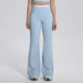 Vue détaillée de pantalon de yoga évasé bleu clair pour femme avec taille haute contrastée. - S / Bas / Bleu Brume