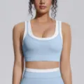 Vue détaillée d'un soutien-gorge de sport côtelé faux deux pièces en bleu clair et blanc. - S / Hauts / Bleu Brume