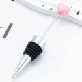 Tappo per vino in silicone con cuore rosa, elegante tappo per bottiglia decorativo e utile. - Rosa confetto (cinturino in pelle nera)