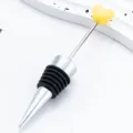 Elegante tappo per bottiglia di vino con cuore giallo e guarnizione in silicone. - Giallo limone (cinturino in pelle nera)