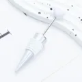 Tappo per bottiglia di vino a forma di cuore con asta in metallo e anelli in silicone per bar. - Bianco (cinturino in pelle bianca)