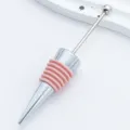 Tappo per vino fai da te con anelli in silicone rosa e asta metallica per bottiglie. - Rosa Morandi