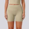 Vista en primer plano del detalle del pantalón corto de yoga de talle alto, tejido elástico. - S / Caqui
