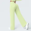 Detailweergave van de lichtgroene sportbroek met hoge taille en wijdere pijpen. - S / Bottoms / Citroengroen