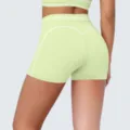 Gedetailleerd overzicht van yoga korte broek met hoge taille en contrastnaden. - S / Bottoms / Citroengroen
