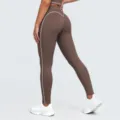 Vista trasera detallada de leggings de yoga marrones de tiro alto con ribete blanco. - Marrón Chocolate Profundo