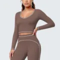 Detailopname van de bruine crop-top met lange mouwen en contrasterende biezen eromheen. - S / Tops / Donkere Chocolade Bruin