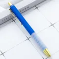 Blaue Einweg-Kugelschreiber mit Goldclip und weichem Silikongriff fuer Schule und Buero - Dunkelblau