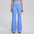 Détail du pantalon de yoga évasé à taille haute et ceinture contrastée stylée. - S / Bas / Bleu ciel