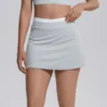 Vue detaillee de la jupe de tennis sport avec taille haute cotee, ideale pour le fitness et le yoga. - S / Bas / Gris Argile