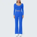 Detailansicht des leuchtend blauen Langarmtops mit Kontrastbesatz und Schlag-Yogahose. - Füllfederhalterblau