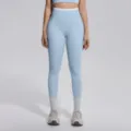 Vue détaillée de leggings de yoga taille haute bleu clair, ceinture contrastée et coupe extensible. - S / Bas / Bleu Brume