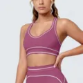 Detailopname van de stijlvolle mauvekleurige sportbeha en yogabroek met witte bies. - S / Tops / Vijgen Paars
