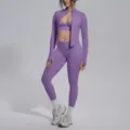 Dettaglio del set sportivo viola senza cuciture con giacca con zip, reggiseno e leggings. - Viola nebbia
