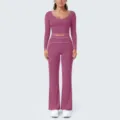Langarm Crop-Top und Schlag-Yogahose Set mit kontrastierenden Paspeldetails im Detail. - Feigenviolett