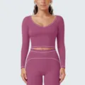 Detailansicht des langärmligen Sport-Crop-Tops und Leggings-Sets für Damen mit Kontrastpaspel. - Feigenviolett
