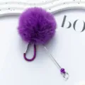 Lila flauschiger Bommel Schlüsselanhänger mit Karabiner und Metallnadel für Taschen. - Dunkellila