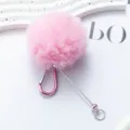 Rosa flauschiger Pompon Schlüsselanhänger mit Karabiner, süßer Plüsch Taschenanhänger. - Rosa