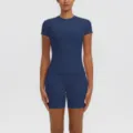 Haut de yoga à manches courtes bleu foncé et short de fitness moulant ensemble de sport. - S / Haut et Bas / Bleu Mer Profonde