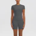 Vue détaillée du haut de yoga à manches courtes gris foncé et du short taille haute. - S / Haut et Bas / Gris Graphite