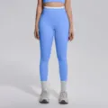 Gros plan detail du legging de sport taille haute avec ceinture contrastée en couleur bleue. - S / Bas / Bleu ciel
