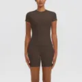 Ensemble de sport pour femme top de yoga marron manches courtes et short cycliste. - S / Haut et Bas / Café Distillé