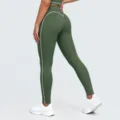 Detalle de pantalones de yoga de talle alto verde oscuro, costuras en contraste, tela transpirable. - Verde Musgo Humo