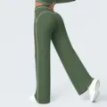 Gedetailleerd uitzicht op groene yogabroek met wijde pijpen en witte bies voor dames. - S / Bottoms / Rook Mos Groen