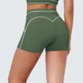 Gedetailleerd overzicht van sportieve yoga-short met hoge taille en contrasterende lijnen. - S / Bottoms / Rook Mos Groen