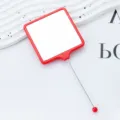 Κόκκινος τετράγωνος καθρέφτης χειρός με μακριά μεταλλική ράβδο και χάντρα για μακιγιάζ. - Έντονο Κόκκινο