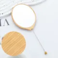 Tragbarer ovaler Schminkspiegel mit Holzrahmen und Metallstiel für die tägliche Kosmetik. - Holzmaserungsfarbe Nr. 4