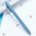 Penna a sfera retrattile blu con texture metallica per scrittura fluida in ufficio. - Blu scuro