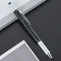 6-in-1 multifunctionele gereedschapspen met liniaal, touchscreen stylus en balpen. - Zwart