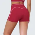 High-waist push-up yogashort met kontrasterende bies voor fitness, hardlopen en training. - S / Bottoms / Kersenrood