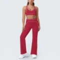 Vista dettagliata del reggiseno sportivo rosso con profili a contrasto e pantaloni yoga. - Taglia S / Sopra e Sotto / rosso ciliegia