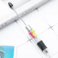 Kreativer mehrfarbiger Kugelschreiber mit transparentem Kunststoffgehäuse und praktischem Stift. - Schwarz