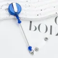 Porte-badge rétractable bleu avec design de perles et clip métallique variante - Bleu foncé (transparent)