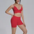 Primer plano de un conjunto deportivo rojo sin costuras, con sujetador y pantalón corto elástico. - S / Parte Superior Y Inferior / Rojo