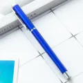 Stylo roller en métal bleu vif avec clip argenté pour un usage professionnel. - Bleu transparent