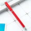 Stylo roller en métal rouge pour signature professionnelle avec des accents argentés. - Rouge