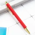 Rode zeshoekige balpen met gouden clip, soepel schrijven voor kantoor en school benodigdheden. - Rood