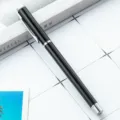 Stylo roller en métal noir élégant avec des accents argentés pour le bureau et l'entreprise. - Noir Brillant