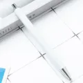 Witte intrekbare balpen met stijlvolle zilveren metalen accenten voor kantoor en studie. - Wit met zilveren onderdelen