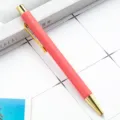 Roze plastic balpen met gouden afwerking zeshoekig intrekbaar ontwerp kantoorartikelen - Felroze